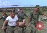 Standbild Evakuierung von Verletzten Vietnam, 1965, aus Sekunde 26 historischem Filmmaterial Videoclip 65675070291