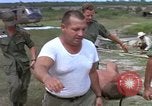 Standbild Evakuierung von Verletzten Vietnam, 1965, aus Sekunde 27 historischem Filmmaterial Videoclip 65675070291