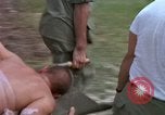 Standbild Evakuierung von Verletzten Vietnam, 1965, aus Sekunde 29 historischem Filmmaterial Videoclip 65675070291