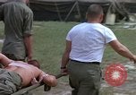 Standbild Evakuierung von Verletzten Vietnam, 1965, aus Sekunde 30 historischem Filmmaterial Videoclip 65675070291