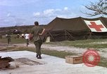 Image d'évacuation des blessés Vietnam, 1965, de la seconde 6 séquences d'archives historiques vidéo 65675070292
