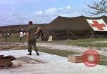 Image d'évacuation des blessés Vietnam, 1965, de la seconde 7 séquences d'archives historiques vidéo 65675070292