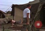 Image d'évacuation des blessés Vietnam, 1965, de la seconde 20 séquences d'archives historiques vidéo 65675070292