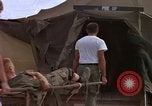 Image d'évacuation des blessés Vietnam, 1965, de la seconde 21 séquences d'archives historiques vidéo 65675070292