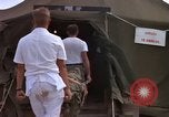 Image d'évacuation des blessés Vietnam, 1965, de la seconde 22 séquences d'archives historiques vidéo 65675070292