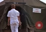 Image d'évacuation des blessés Vietnam, 1965, de la seconde 23 séquences d'archives historiques vidéo 65675070292
