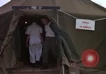 Image d'évacuation des blessés Vietnam, 1965, de la seconde 27 séquences d'archives historiques vidéo 65675070292