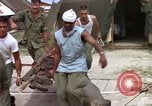 Image d'évacuation des blessés Vietnam, 1965, de la seconde 28 séquences d'archives historiques vidéo 65675070292