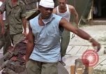 Image d'évacuation des blessés Vietnam, 1965, de la seconde 29 séquences d'archives historiques vidéo 65675070292