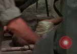 Image d'évacuation des blessés Vietnam, 1965, de la seconde 33 séquences d'archives historiques vidéo 65675070292