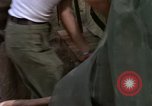 Image d'évacuation des blessés Vietnam, 1965, de la seconde 34 séquences d'archives historiques vidéo 65675070292