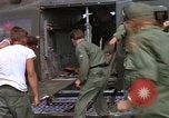 Image d'évacuation des blessés Vietnam, 1965, de la seconde 36 séquences d'archives historiques vidéo 65675070292