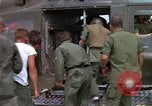 Image d'évacuation des blessés Vietnam, 1965, de la seconde 37 séquences d'archives historiques vidéo 65675070292