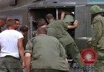 Image d'évacuation des blessés Vietnam, 1965, de la seconde 39 séquences d'archives historiques vidéo 65675070292