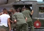 Image d'évacuation des blessés Vietnam, 1965, de la seconde 40 séquences d'archives historiques vidéo 65675070292
