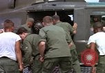Image d'évacuation des blessés Vietnam, 1965, de la seconde 41 séquences d'archives historiques vidéo 65675070292