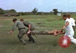 Image d'évacuation des blessés Vietnam, 1965, de la seconde 45 séquences d'archives historiques vidéo 65675070292