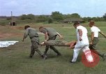 Image d'évacuation des blessés Vietnam, 1965, de la seconde 46 séquences d'archives historiques vidéo 65675070292