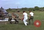 Image d'évacuation des blessés Vietnam, 1965, de la seconde 47 séquences d'archives historiques vidéo 65675070292