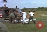 Image d'évacuation des blessés Vietnam, 1965, de la seconde 48 séquences d'archives historiques vidéo 65675070292
