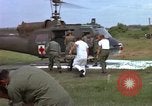 Image d'évacuation des blessés Vietnam, 1965, de la seconde 49 séquences d'archives historiques vidéo 65675070292