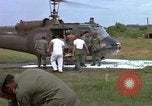 Image d'évacuation des blessés Vietnam, 1965, de la seconde 50 séquences d'archives historiques vidéo 65675070292