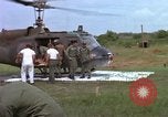 Image d'évacuation des blessés Vietnam, 1965, de la seconde 51 séquences d'archives historiques vidéo 65675070292