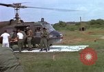 Image d'évacuation des blessés Vietnam, 1965, de la seconde 52 séquences d'archives historiques vidéo 65675070292