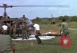 Image d'évacuation des blessés Vietnam, 1965, de la seconde 53 séquences d'archives historiques vidéo 65675070292