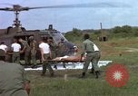 Image d'évacuation des blessés Vietnam, 1965, de la seconde 54 séquences d'archives historiques vidéo 65675070292
