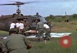 Image d'évacuation des blessés Vietnam, 1965, de la seconde 55 séquences d'archives historiques vidéo 65675070292