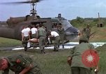 Image d'évacuation des blessés Vietnam, 1965, de la seconde 56 séquences d'archives historiques vidéo 65675070292