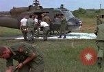 Image d'évacuation des blessés Vietnam, 1965, de la seconde 57 séquences d'archives historiques vidéo 65675070292