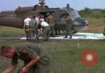 Image d'évacuation des blessés Vietnam, 1965, de la seconde 58 séquences d'archives historiques vidéo 65675070292