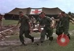 Image d'évacuation des blessés Vietnam, 1965, de la seconde 59 séquences d'archives historiques vidéo 65675070292