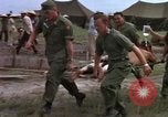 Image d'évacuation des blessés Vietnam, 1965, de la seconde 60 séquences d'archives historiques vidéo 65675070292