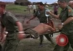 Image d'évacuation des blessés Vietnam, 1965, de la seconde 61 séquences d'archives historiques vidéo 65675070292