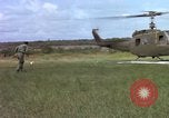 Image d'évacuation des blessés Vietnam, 1965, de la seconde 3 séquences d'archives historiques vidéo 65675070293