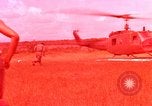 Image d'évacuation des blessés Vietnam, 1965, de la seconde 4 séquences d'archives historiques vidéo 65675070293