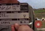 Image d'évacuation des blessés Vietnam, 1965, de la seconde 5 séquences d'archives historiques vidéo 65675070293
