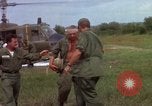 Image d'évacuation des blessés Vietnam, 1965, de la seconde 11 séquences d'archives historiques vidéo 65675070293