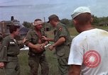 Image d'évacuation des blessés Vietnam, 1965, de la seconde 12 séquences d'archives historiques vidéo 65675070293