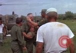 Image d'évacuation des blessés Vietnam, 1965, de la seconde 13 séquences d'archives historiques vidéo 65675070293