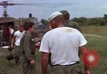Image d'évacuation des blessés Vietnam, 1965, de la seconde 14 séquences d'archives historiques vidéo 65675070293