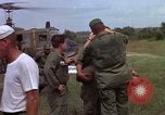 Image d'évacuation des blessés Vietnam, 1965, de la seconde 16 séquences d'archives historiques vidéo 65675070293