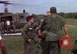 Image d'évacuation des blessés Vietnam, 1965, de la seconde 17 séquences d'archives historiques vidéo 65675070293