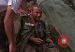 Image d'évacuation des blessés Vietnam, 1965, de la seconde 19 séquences d'archives historiques vidéo 65675070293