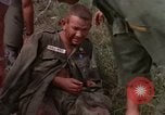 Image d'évacuation des blessés Vietnam, 1965, de la seconde 21 séquences d'archives historiques vidéo 65675070293