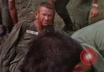 Image d'évacuation des blessés Vietnam, 1965, de la seconde 22 séquences d'archives historiques vidéo 65675070293