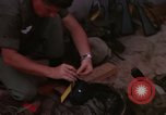 Image d'évacuation des blessés Vietnam, 1965, de la seconde 23 séquences d'archives historiques vidéo 65675070293